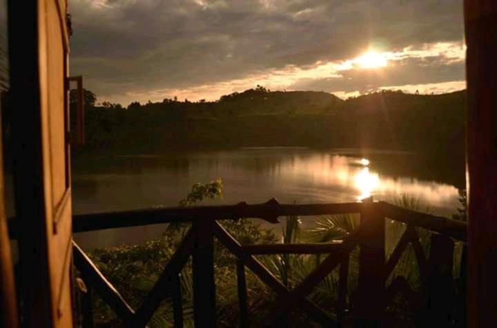 Dave The Cave Eco Lodge And Cultural Campsite Rubirizi ภายนอก รูปภาพ